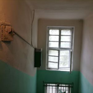 Предписание ГЖИ помогло жителям трехэтажки добиться долгожданного ремонта в подъезде