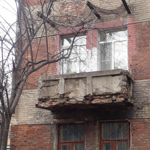 Житель трехэтажки в центре Воронежа пожаловался в ГЖИ на аварийный балкон