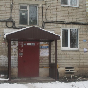 По предписанию ГЖИ входные группы подъездов жилого дома украсили новыми козырьками