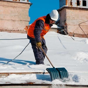 В связи с прогнозируемыми снегопадами УК необходимо провести мероприятия по очистке придомовых территорий от снега и наледи