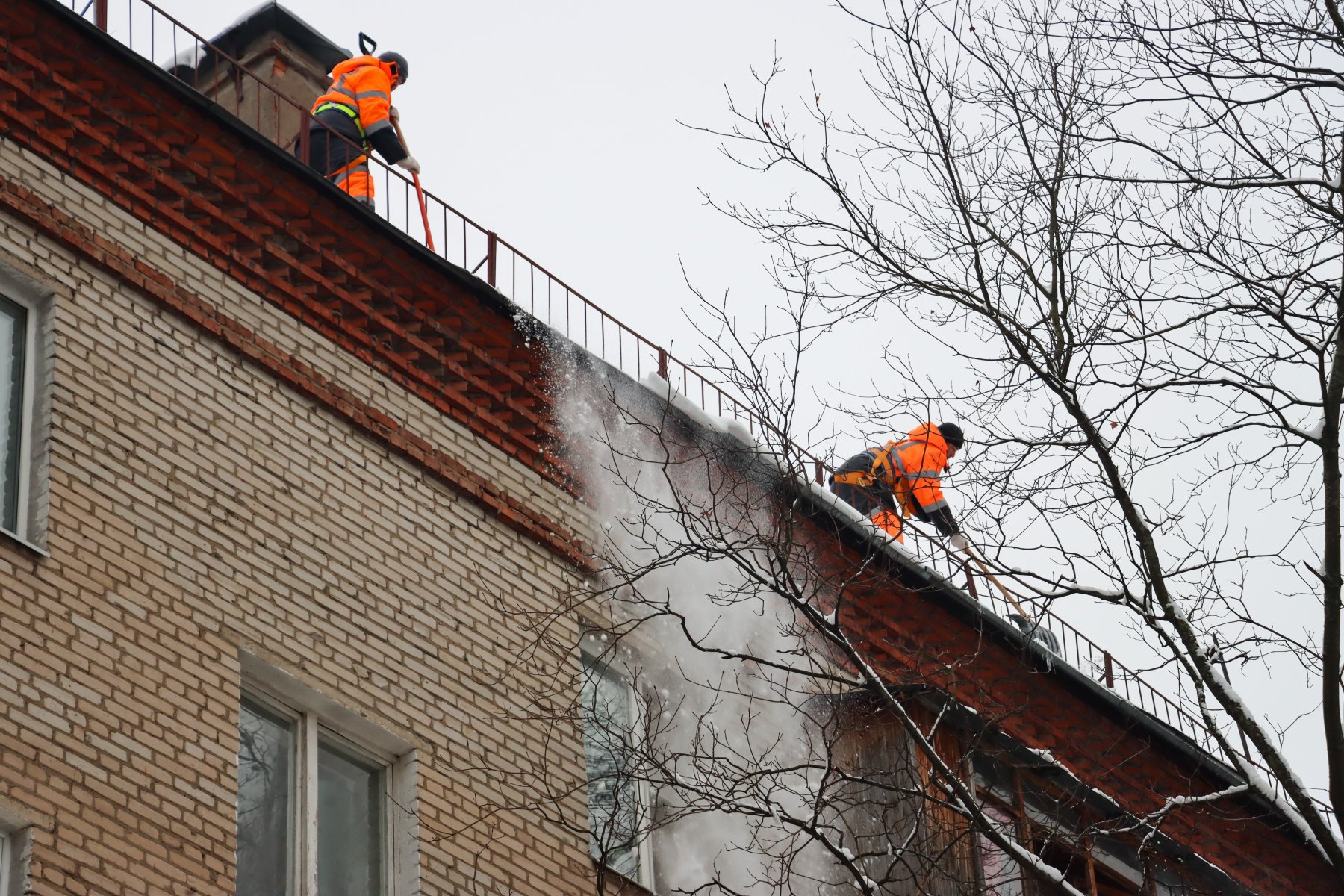 В связи с прогнозируемыми снегопадами ГЖИ обращает внимание руководителей управляющих организаций на необходимость своевременной уборки территории от снега и наледи