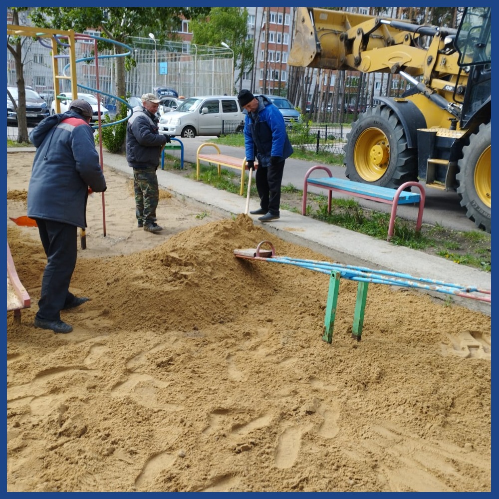 На радость детворе в песочнице обновили песок